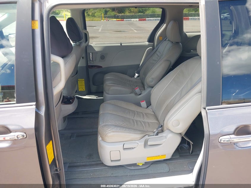 2011 TOYOTA SIENNA auction photo 8
