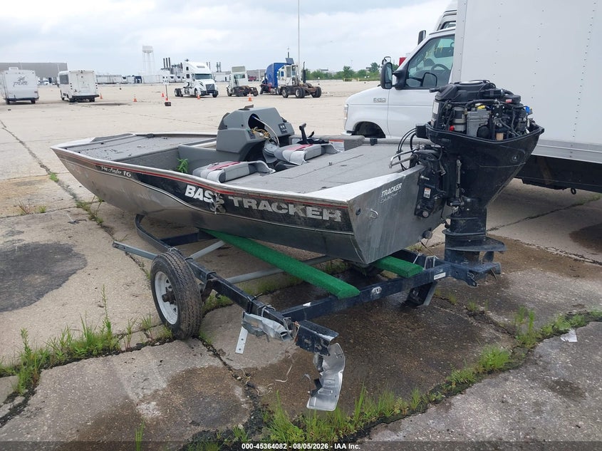 2011 TRACKER 12' auction photo 3