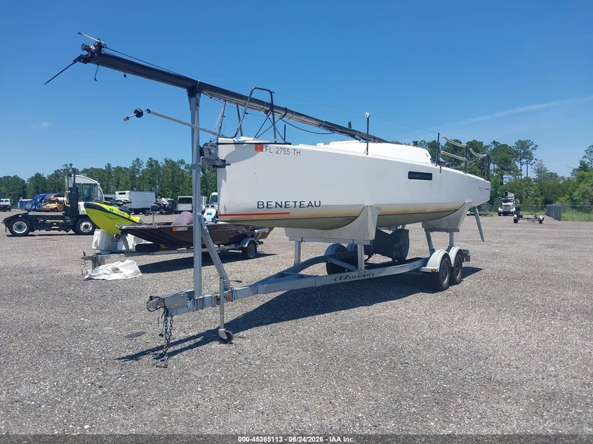 2021 BENETEAU 26' auction photo 2