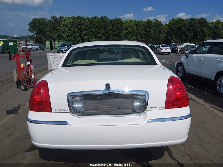 2009 Lincoln Town Car Signature Limited VIN: 2LNHM82VX9X612523 Lot: 45365930