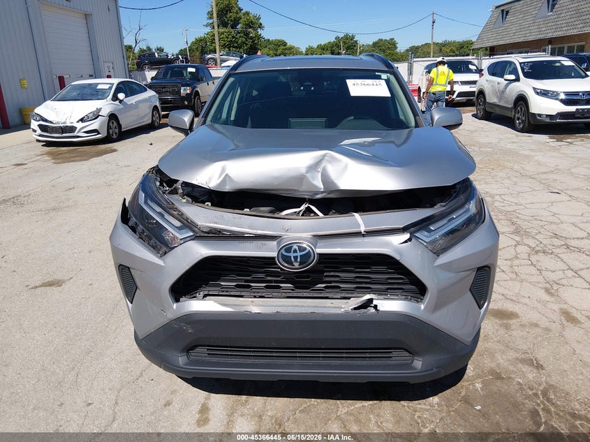VIN 2T3W1RFV2NC185817 2022 TOYOTA RAV4 XLE