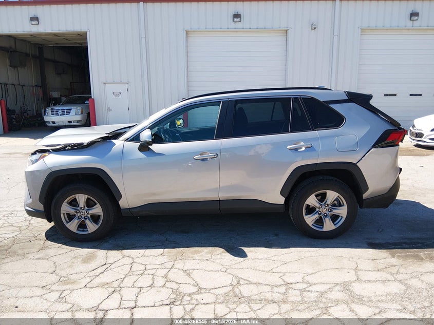 VIN 2T3W1RFV2NC185817 2022 TOYOTA RAV4 XLE