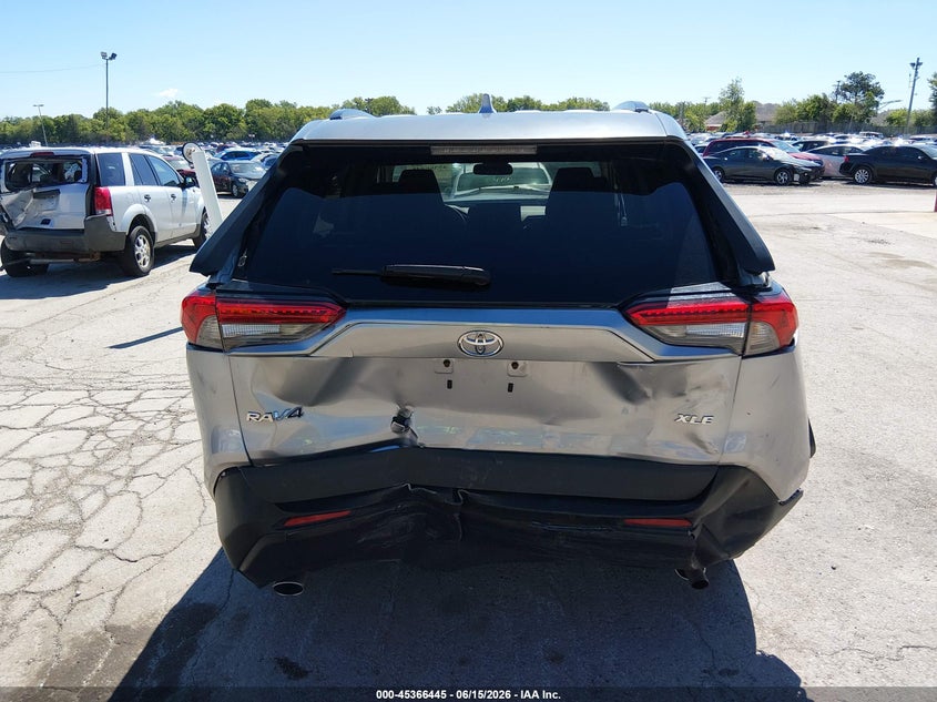 VIN 2T3W1RFV2NC185817 2022 TOYOTA RAV4 XLE