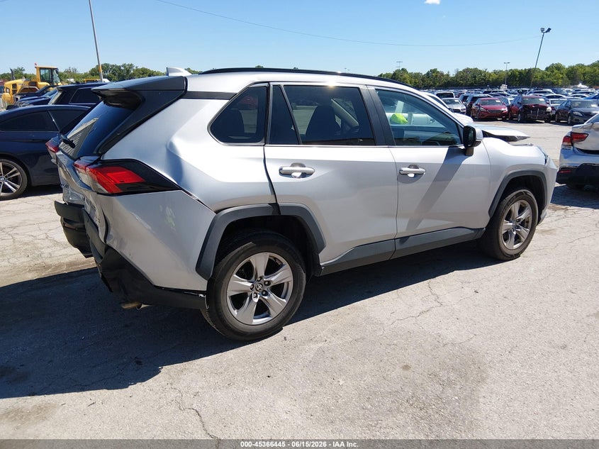 VIN 2T3W1RFV2NC185817 2022 TOYOTA RAV4 XLE