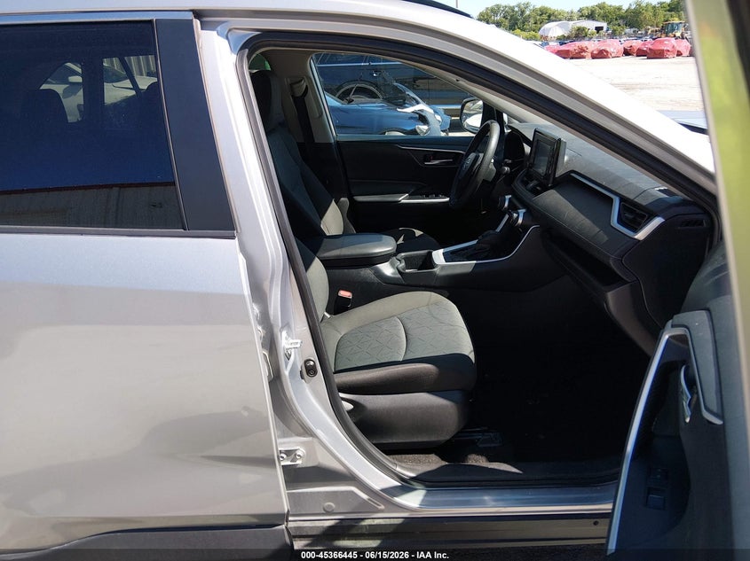 VIN 2T3W1RFV2NC185817 2022 TOYOTA RAV4 XLE