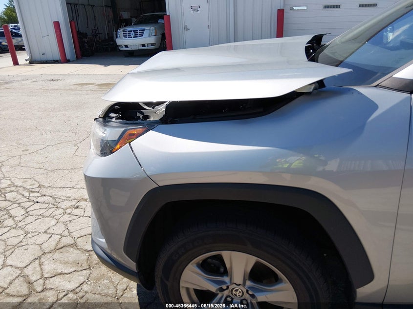 VIN 2T3W1RFV2NC185817 2022 TOYOTA RAV4 XLE