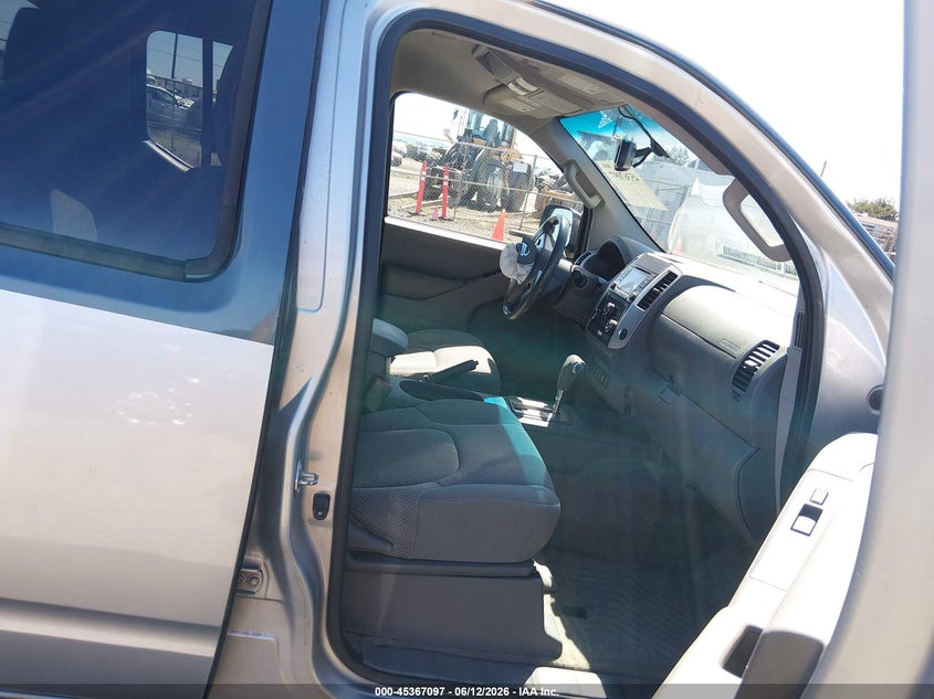 2017 NISSAN FRONTIER auction photo 5
