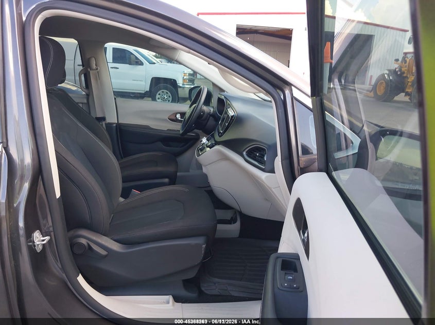 2020 CHRYSLER VOYAGER auction photo 5