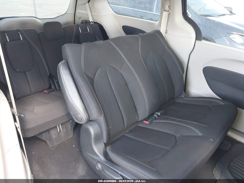 2020 CHRYSLER VOYAGER auction photo 8