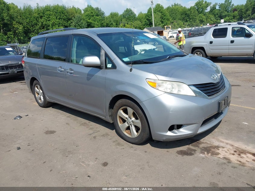 2013 Toyota Sienna Le V6 8 Passenger