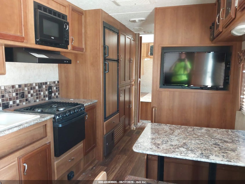 2015 AVENGER TRAVEL TRAILER auction photo 5