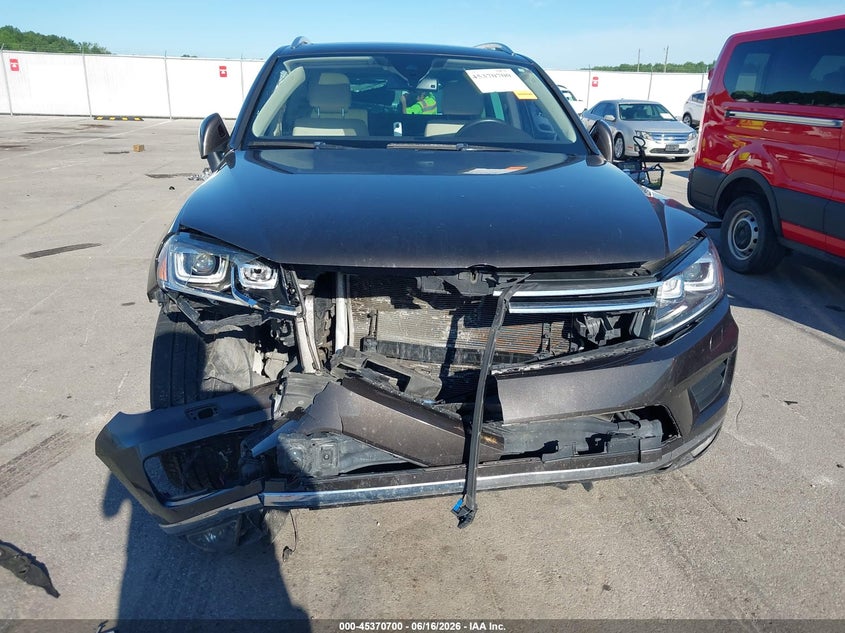 2016 Volkswagen Touareg Vr6 Executive VIN: WVGEF9BP3GD008174 Lot: 45370700