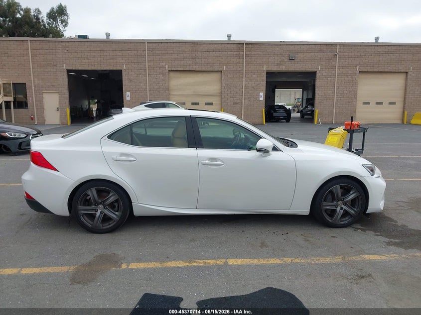 2017 LEXUS IS 200T · Фото 13