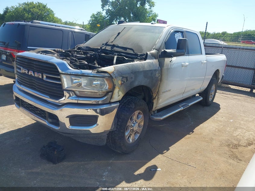 Vin: 3c6ur5dl0lg156202, lot: 45869242, ram 2500 big horn  4x4 6'4 box 20202