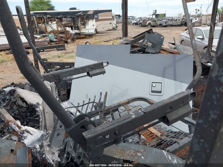 2004 FREIGHTLINER CHASSIS auction photo 5