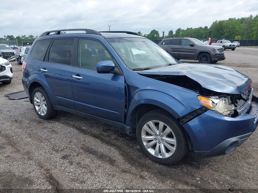 2013 SUBARU FORESTER auction photo 1
