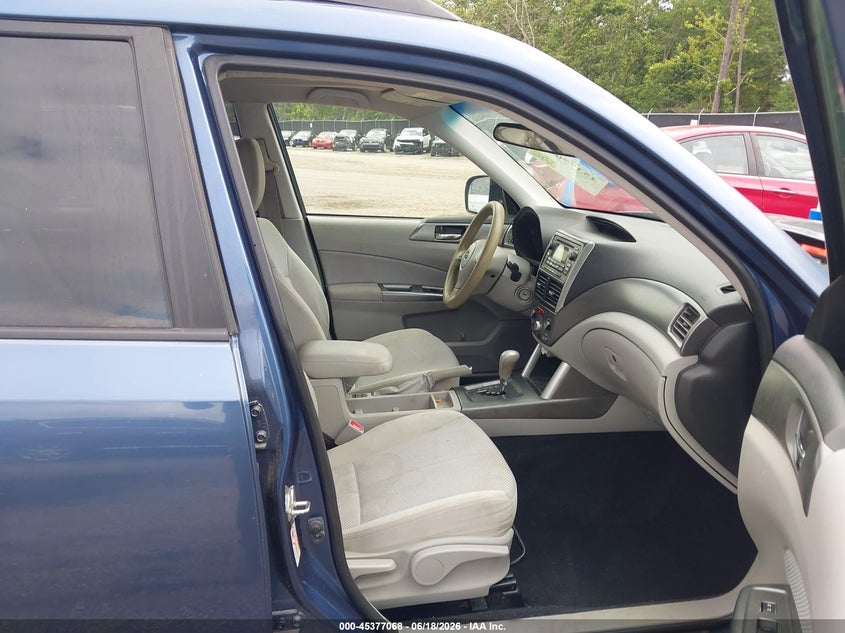 2013 SUBARU FORESTER auction photo 5