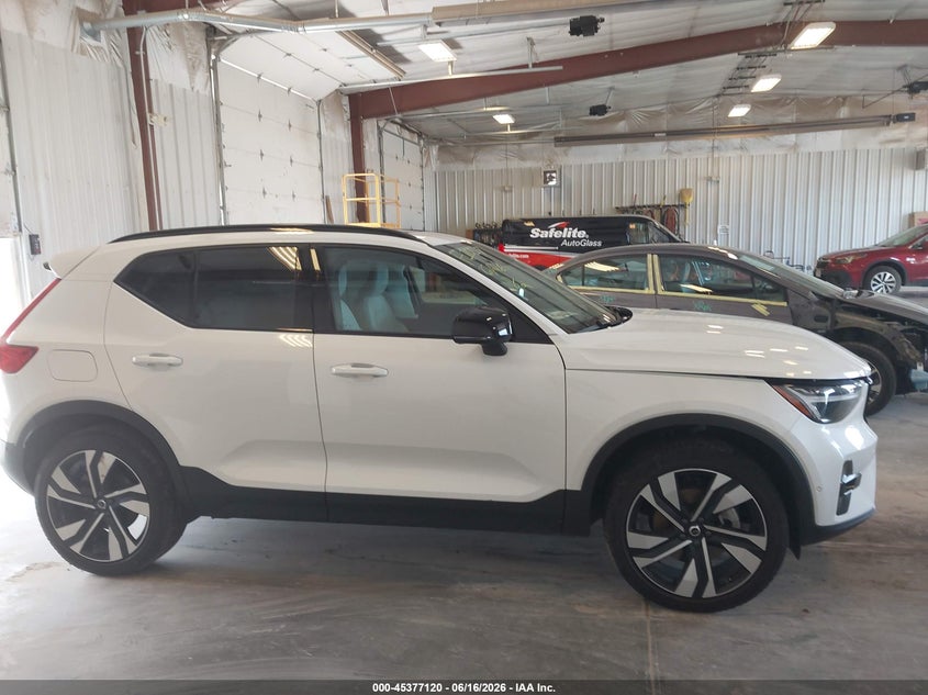 2024 Volvo Xc40 B5 Plus Dark Theme VIN: YV4L12UL9R2233173 Lot: 45377120