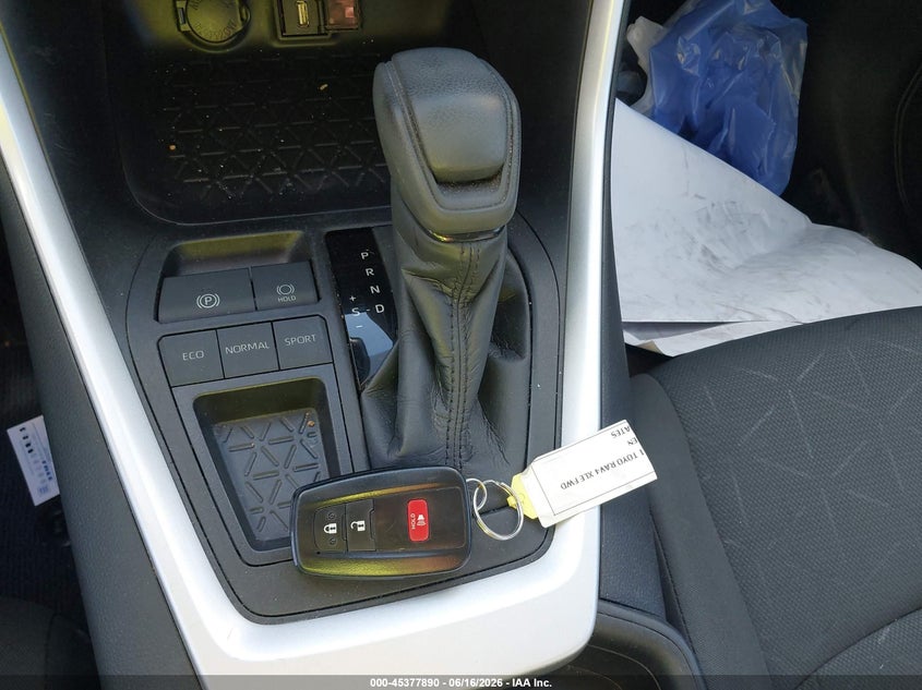 VIN 2T3W1RFV8MW163057 2021 TOYOTA RAV4 XLE