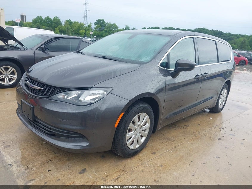 2020 CHRYSLER VOYAGER auction photo 2