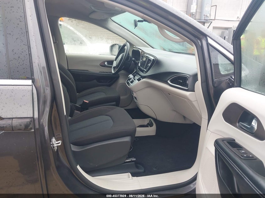 2020 CHRYSLER VOYAGER auction photo 5