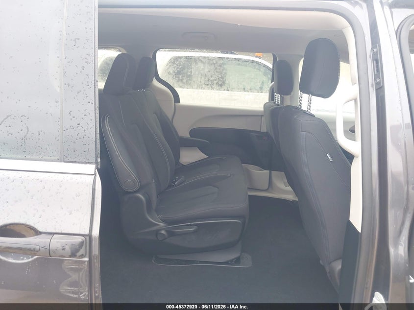 2020 CHRYSLER VOYAGER auction photo 8