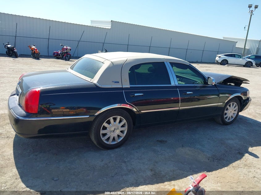 2011 Lincoln Town Car Signature Limited VIN: 2LNBL8CVXBX751788 Lot: 45378825
