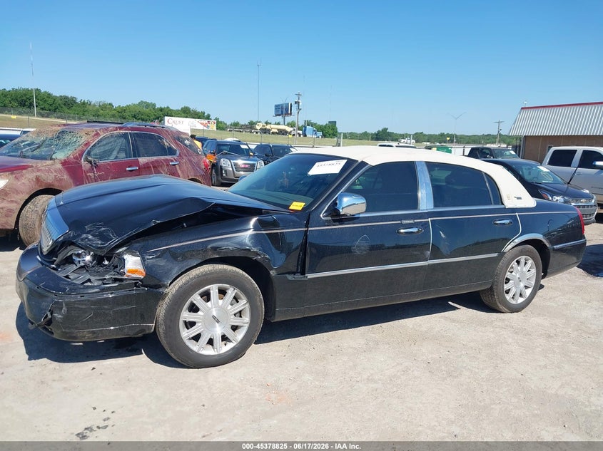 2011 Lincoln Town Car Signature Limited VIN: 2LNBL8CVXBX751788 Lot: 45378825