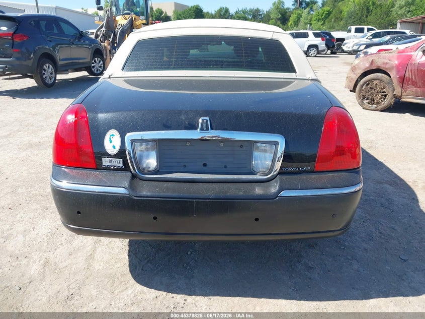 2011 Lincoln Town Car Signature Limited VIN: 2LNBL8CVXBX751788 Lot: 45378825