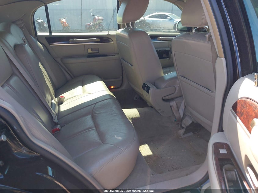 2011 Lincoln Town Car Signature Limited VIN: 2LNBL8CVXBX751788 Lot: 45378825