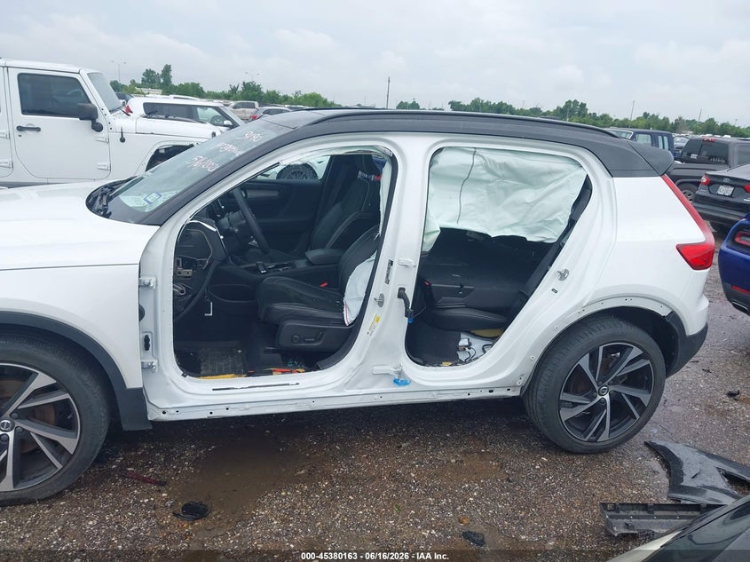2022 Volvo Xc40 T5 R-Design VIN: YV4162UM4N2725637 Lot: 45380163