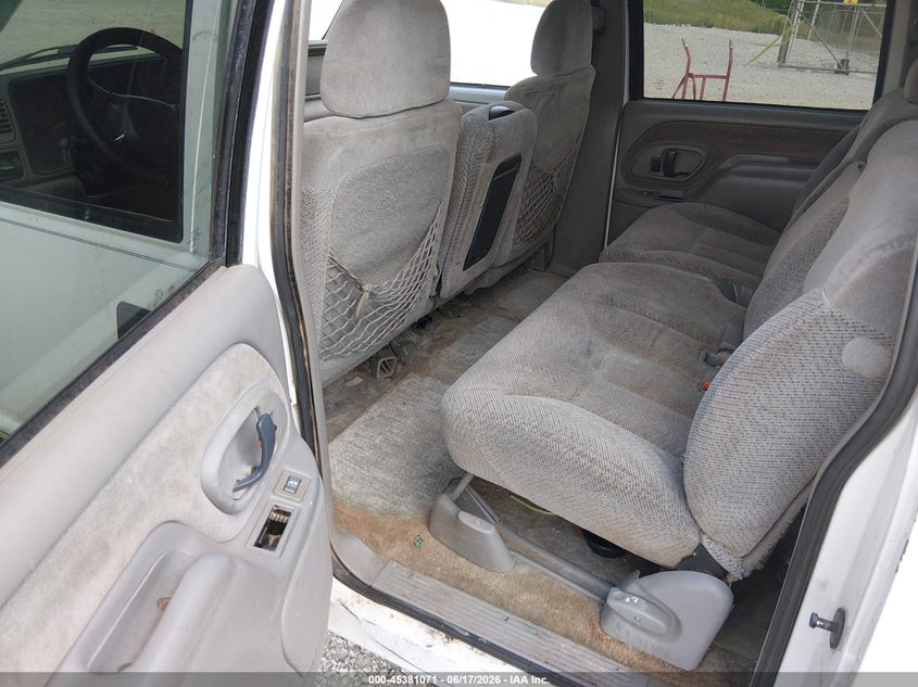 1999 CHEVROLET SUBURBAN auction photo 8