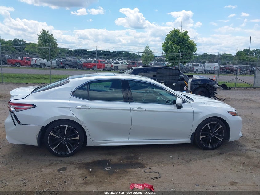 TOYOTA CAMRY - zdjęcie 13