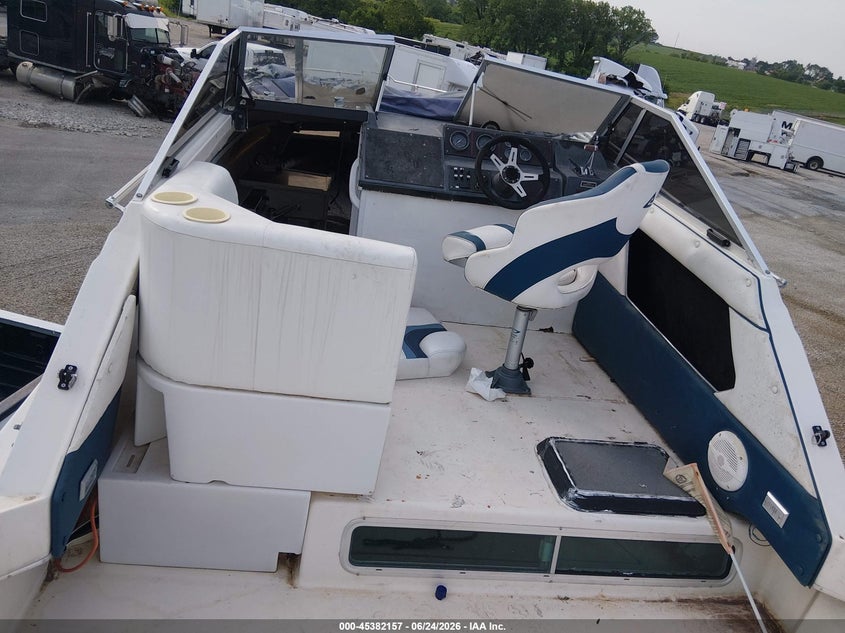 1985 BAYLINER 27' auction photo 5