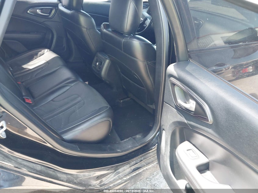 2015 Chrysler 200 S VIN: 1C3CCCBG3FN672392 Lot: 45384890