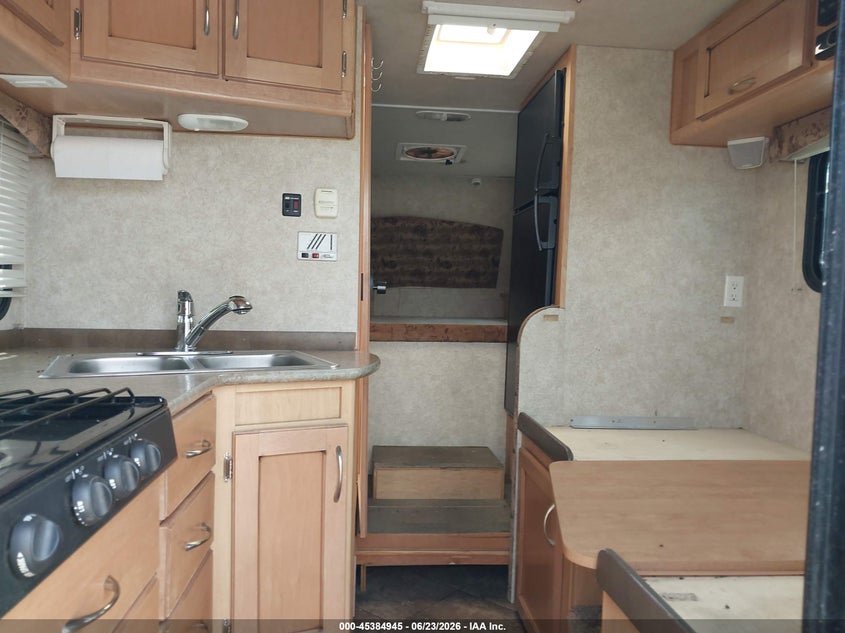2014 ADVENTURER TRUCK CAMPER auction photo 5
