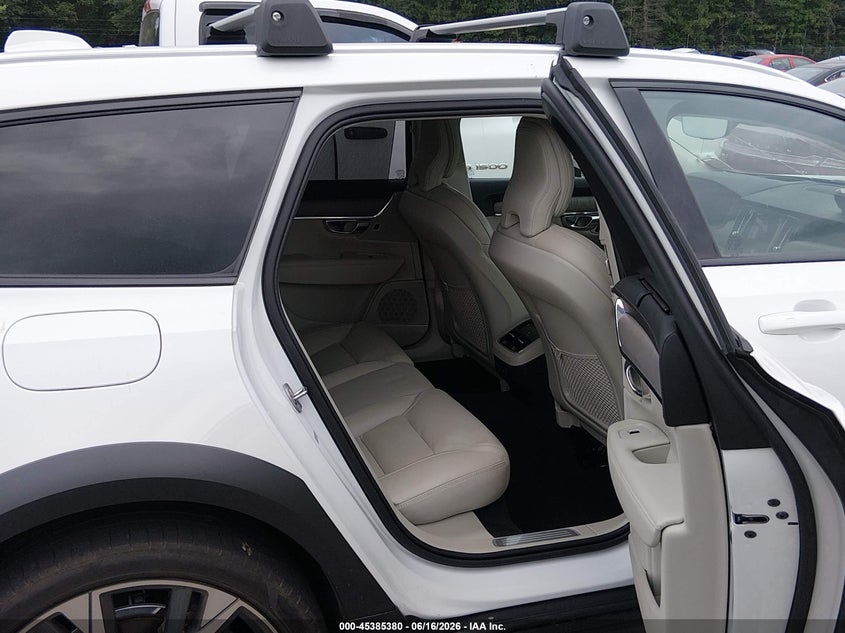 2025 VOLVO V90 CROSS COUNTRY auction photo 8