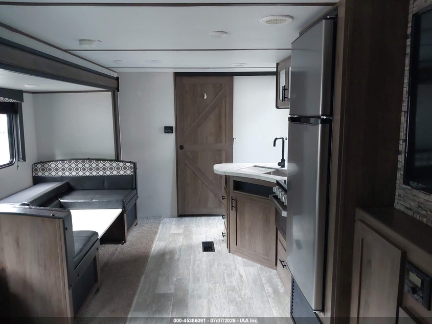 2021 AVENGER TRAVEL TRAILER auction photo 8