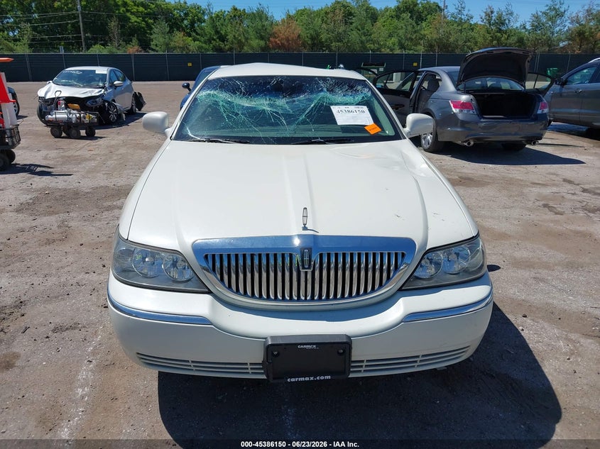 2003 Lincoln Town Car Signature VIN: 1LNHM82W93Y653371 Lot: 45386150