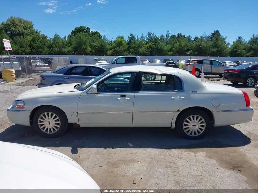 2003 Lincoln Town Car Signature VIN: 1LNHM82W93Y653371 Lot: 45386150