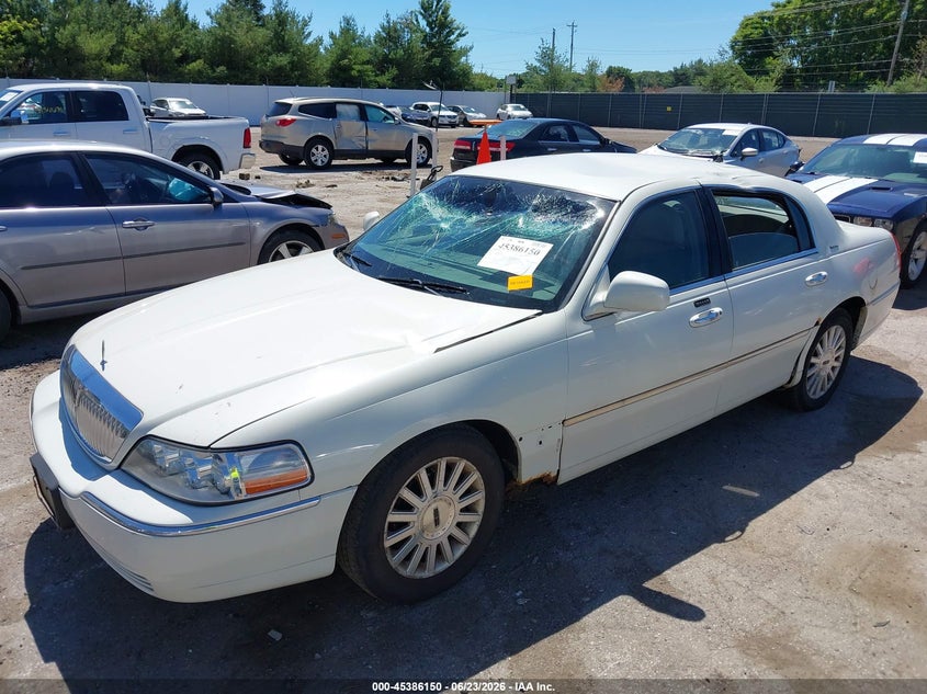 2003 Lincoln Town Car Signature VIN: 1LNHM82W93Y653371 Lot: 45386150