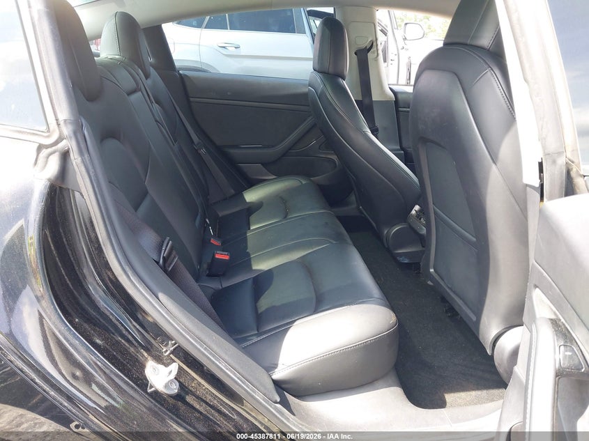 TESLA MODEL 3 - zdjęcie 8