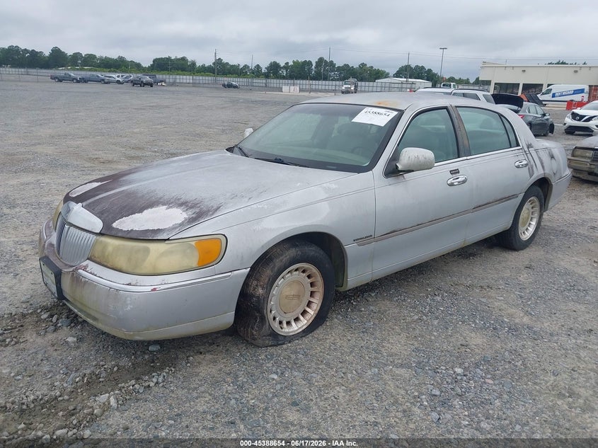 1LNHM81W0YY932815 2000 Lincoln Town Car Executive photo 1