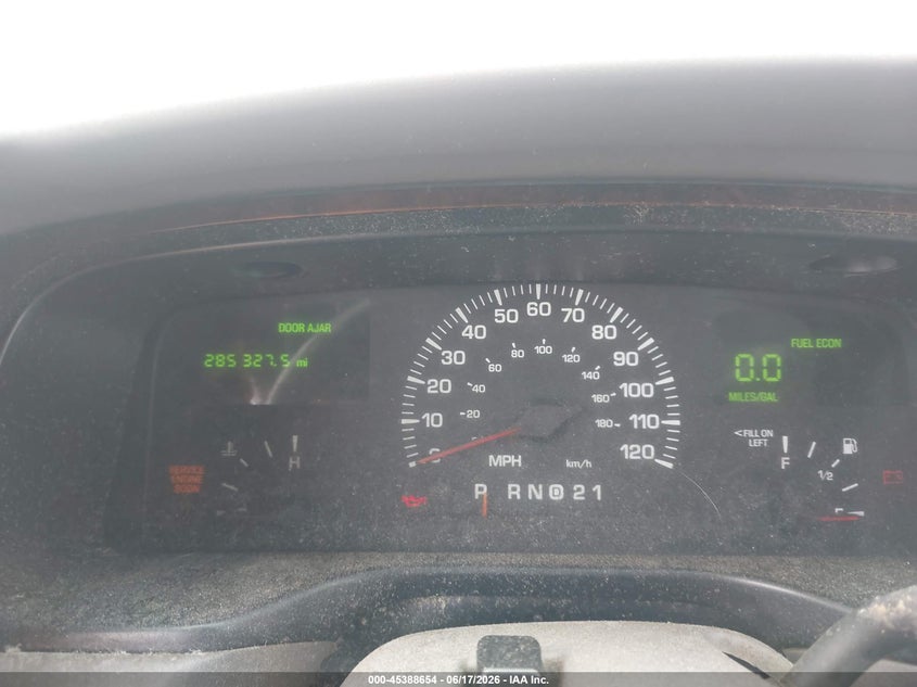 2000 Lincoln Town Car Executive VIN: 1LNHM81W0YY932815 Lot: 45388654