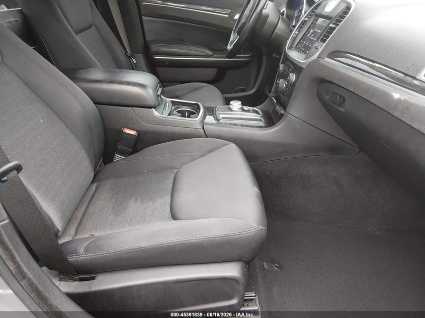 2019 CHRYSLER 300 auction photo 5