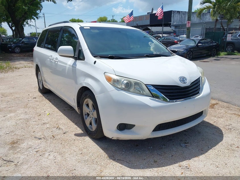 2013 Toyota Sienna Le V6 8 Passenger