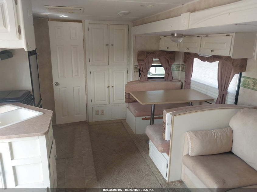 2005 DUTCHMEN ADIRONDACK 27FB auction photo 8