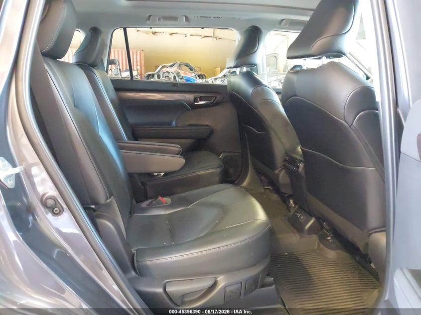 VIN 5TDFZRBH3NS210863 2022 TOYOTA HIGHLANDER PLATINUM