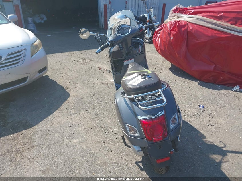 2022 VESPA GTS 300 SUPER auction photo 6