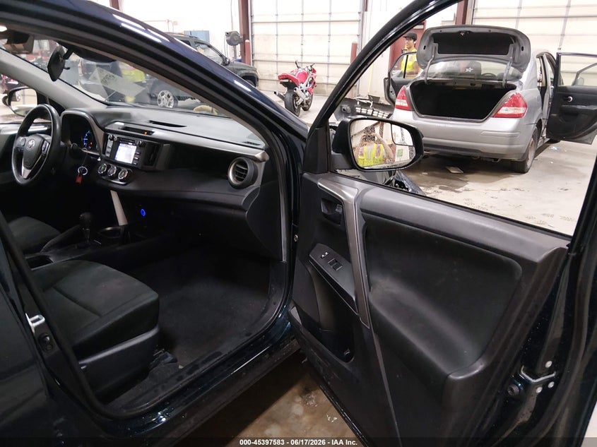 VIN JTMBFREV8JJ723512 2018 TOYOTA RAV4 LE